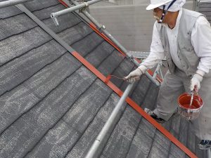 屋根板金にエポキシ系錆止めを塗装